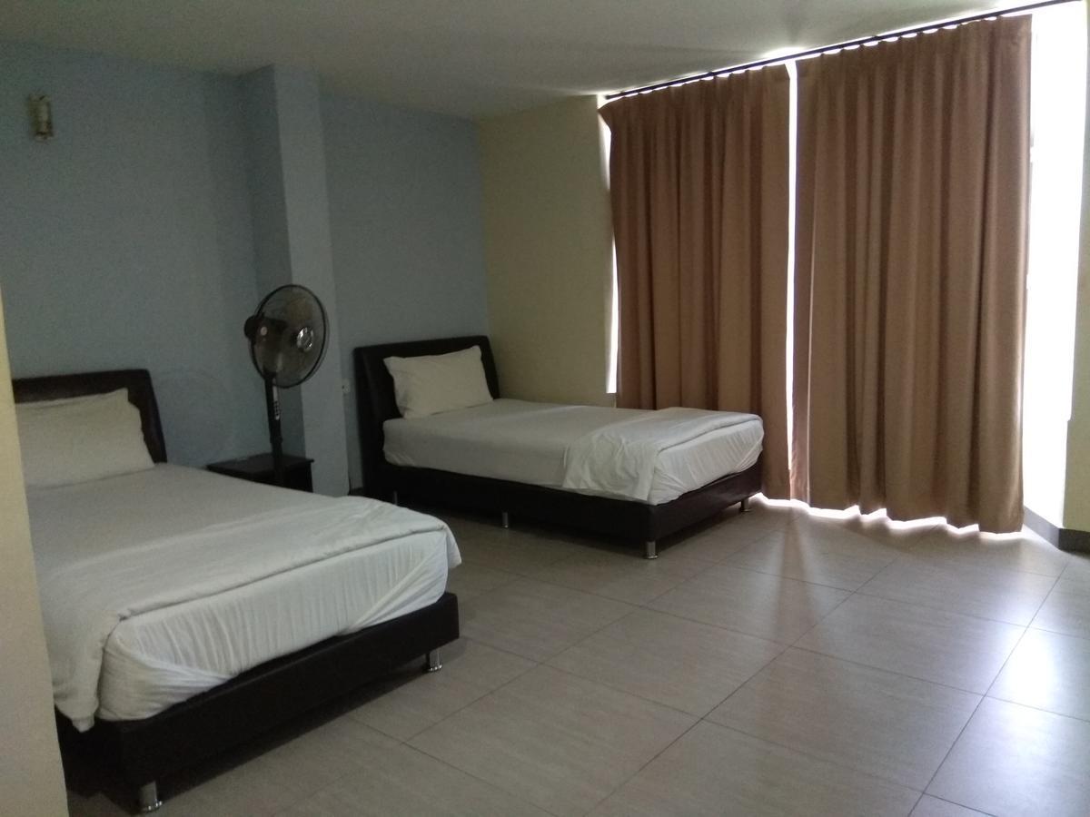 Starview Hotel Lumut Esterno foto